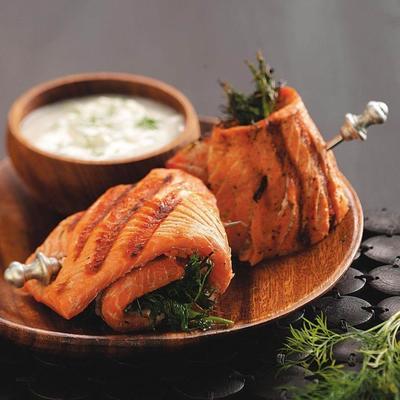 espirais de salmão grelhado com molho de pepino iogurte dilly
