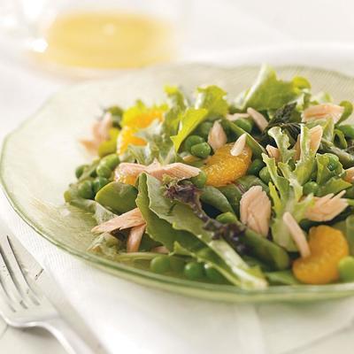 espargos, laranja, salada de salmão defumado