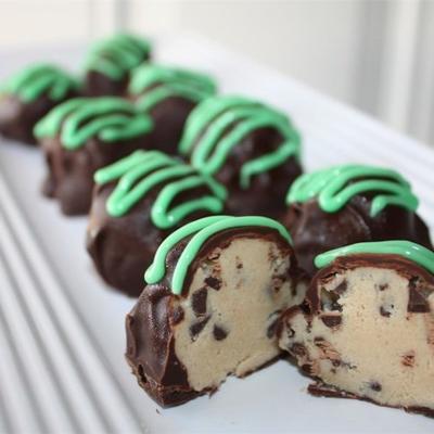 bolas de massa de biscoito de chocolate congelado