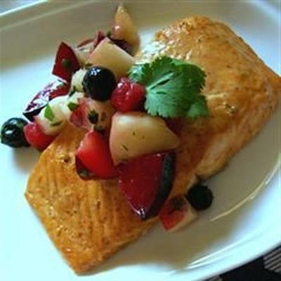 Salmão ao curry com chutney de frutas de verão