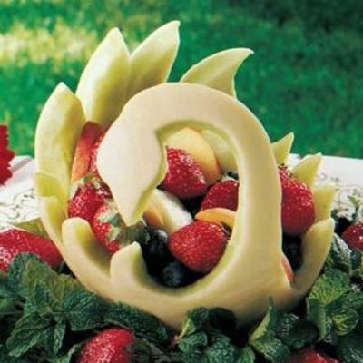 tigela de frutas de cisne de melão
