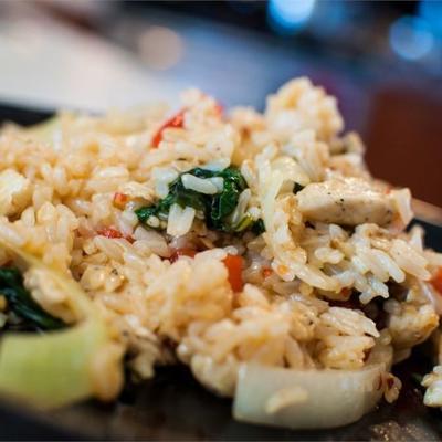 arroz de frango com manjericão picante tailandês