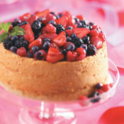 Bolo de comida de anjo com frutas e molho chambord