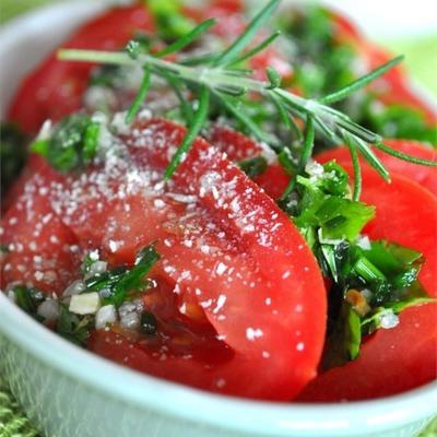 tomates fatiados com molho de ervas frescas