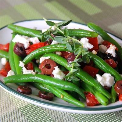 feijão verde marinado com azeitonas, tomates e queijo feta