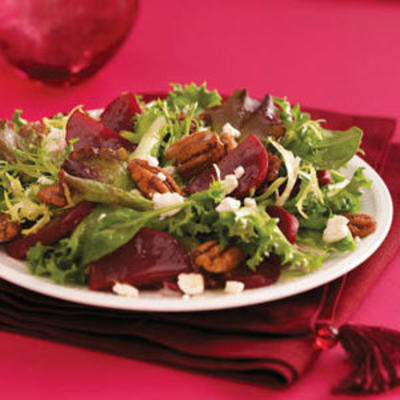 Verdes de primavera com beterraba e queijo de cabra