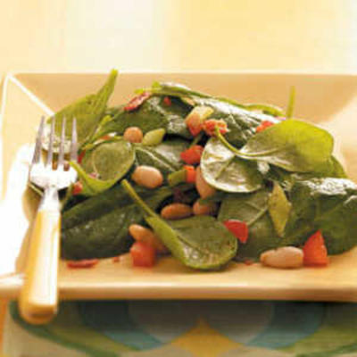 salada de espinafre, feijão branco e bacon com molho de mostarda