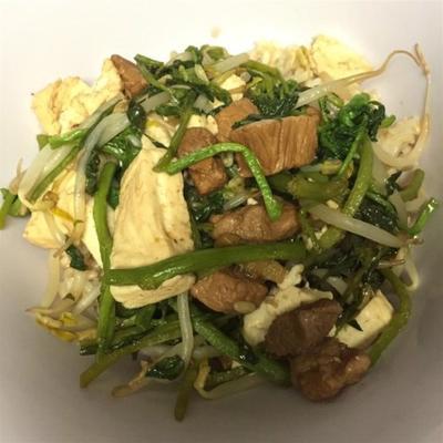 tofu de porco com agrião e brotos de feijão