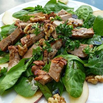 salada de carne de porco, pêra e nozes