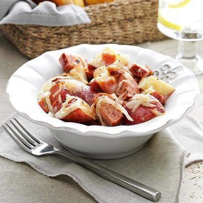 salada de batata alemã quente com salsicha