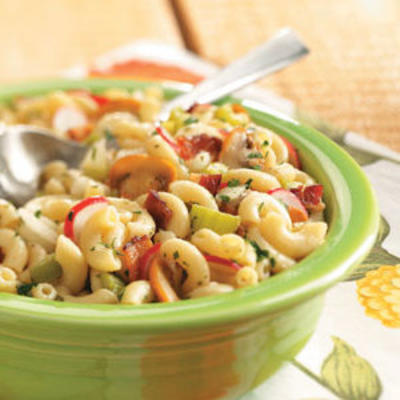 salada de macarrão quente