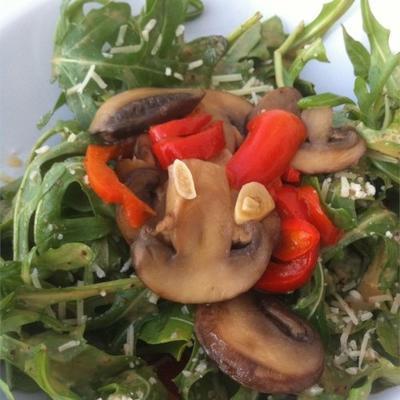 Portobello assado, pimenta vermelha e salada de rúcula por um