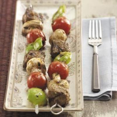 kebabs de tira de bife de gergelim com legumes