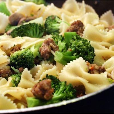 salsicha italiana com farfalle e brócolis rabe