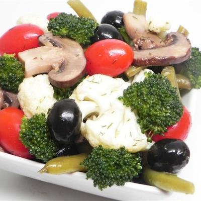 salada de legumes e azeitonas marinadas