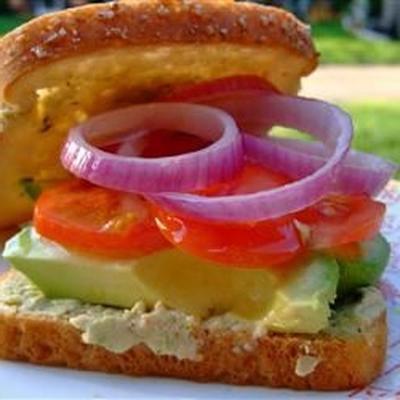 sanduíches de homus vegetariano e coentro