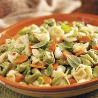 salada fresca de tortellini