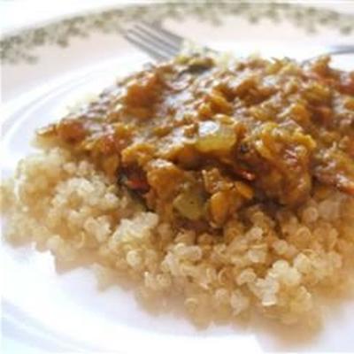 ensopado de lentilha de coco-curry servido sobre quinoa