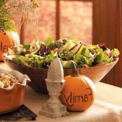 Mesclun greens com bosc pears, queijo maytag bleu e nozes cristalizadas