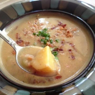 Sopa de batata assada com alho e salmão defumado