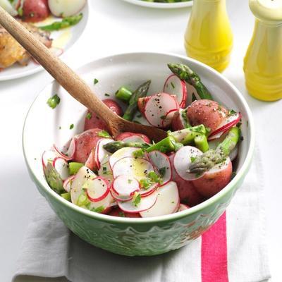 salada de batata-aspargo primavera fresca
