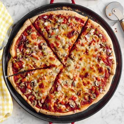 pizza vegetariana com crosta de tomate com ervas