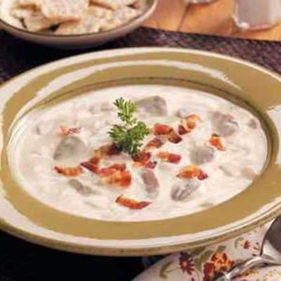 Cogumelo cremoso, bacon e sopa de queijo suíço