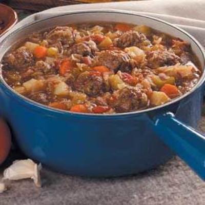 almôndega bávara e sopa de chucrute