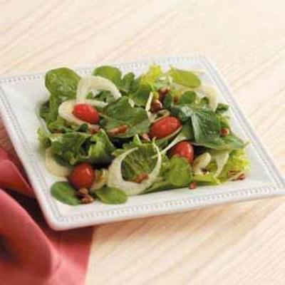 salada de rúcula com nozes açucaradas