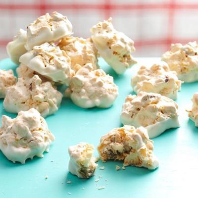 macaroons de nozes de bordo de chocolate branco