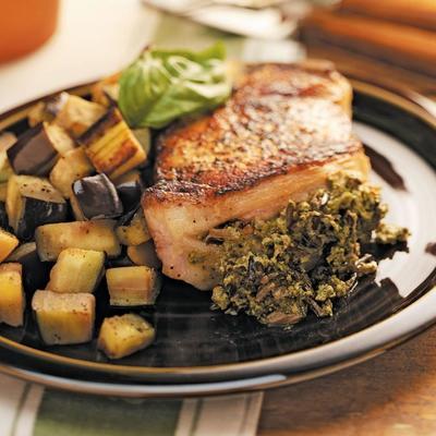 costeletas de porco recheadas com arroz pesto