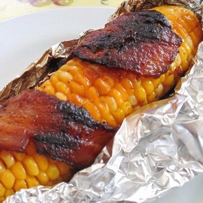 espiga de milho enrolada em bacon grelhado