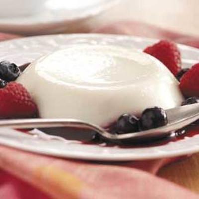 Vigilantes de cintura panna cotta com bagas de beterraba mistas