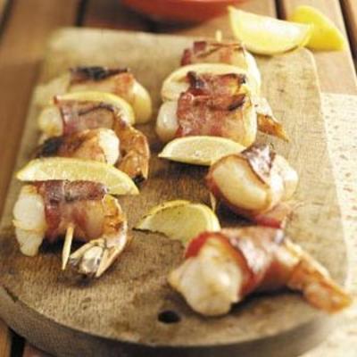 bacon enrolado kabobs de frutos do mar