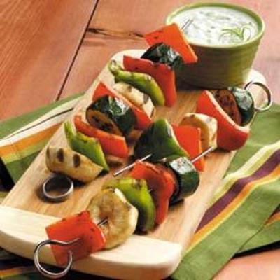 espetinhos de legumes com molho de gengibre iogurte