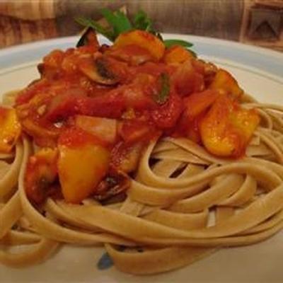 molho de macarrão tomate e manjericão