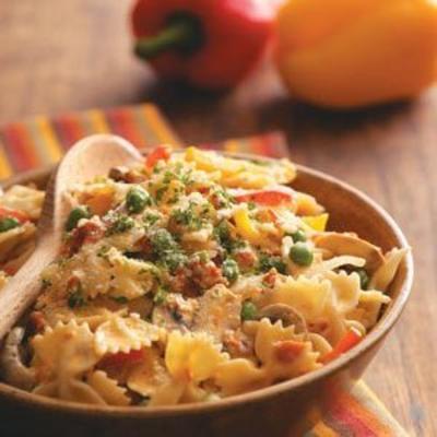 massa vegetal com molho de tomate seco