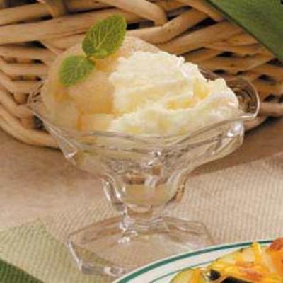 sundae quente da pera do caramelo