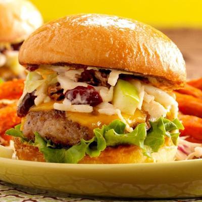 sliders de salsicha com salada de cran-apple