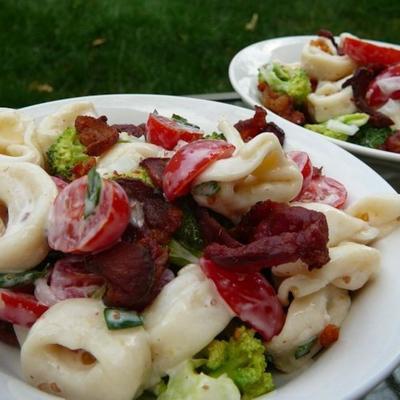 salada de brócolis de bacon tortellini