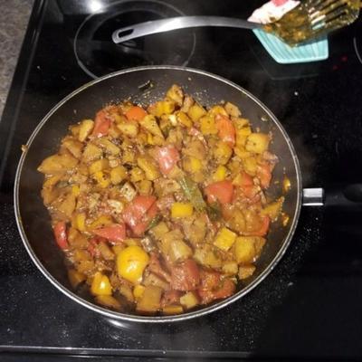 pimentão, tomate e batata curry indiano