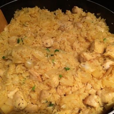 caril de arroz frito com abacaxi