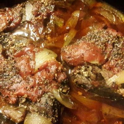 fogão lento carne balsâmica e cebola