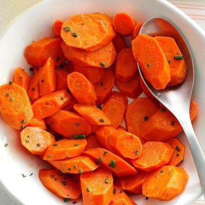 Cenouras com manteiga de cebolinha