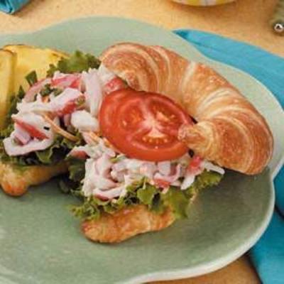 salada de caranguejo em croissants
