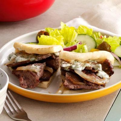pitas de carne com molho de iogurte