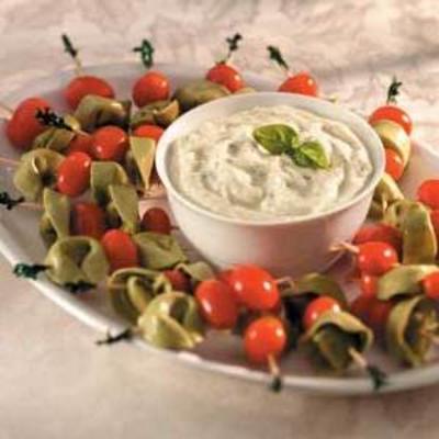 espetos de tortellini com molho pesto