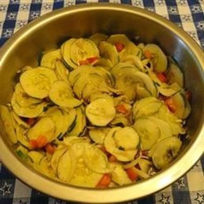 pepino flutuante, tomate e salada de cebola