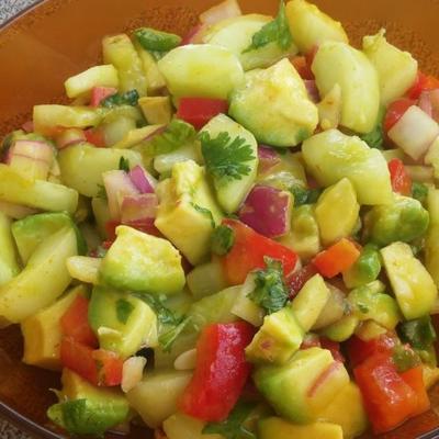 Salada fresca de pepino e abacate