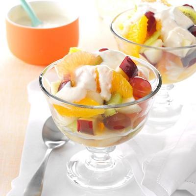 salada de frutas com molho de iogurte cítrico